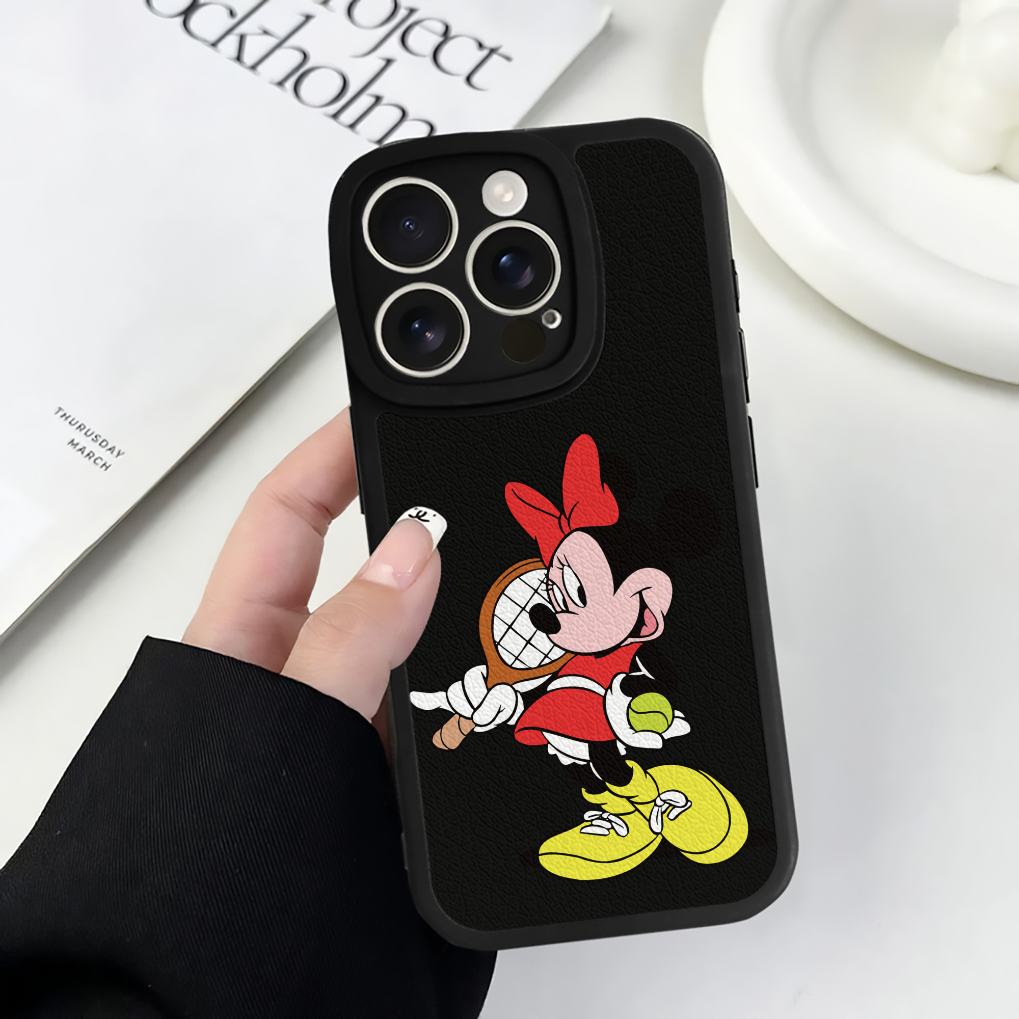 （画像用） ミッキーマウス Mickey Mouse 【iPhone 16シリーズ対応】シリコンスマホケース（レザー調） 材質：シリコン